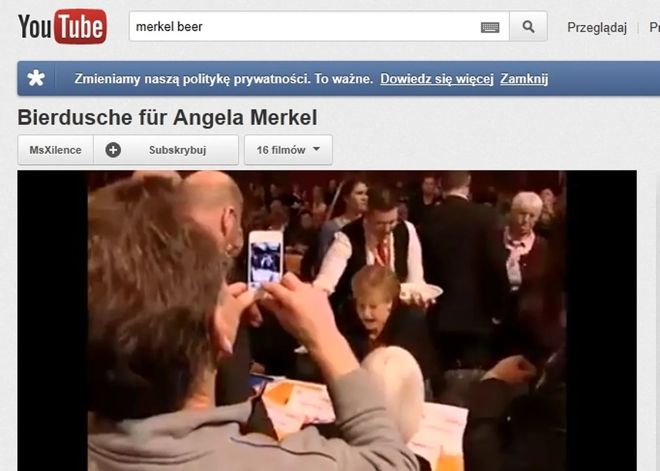 Angela Merkel oblana piwem