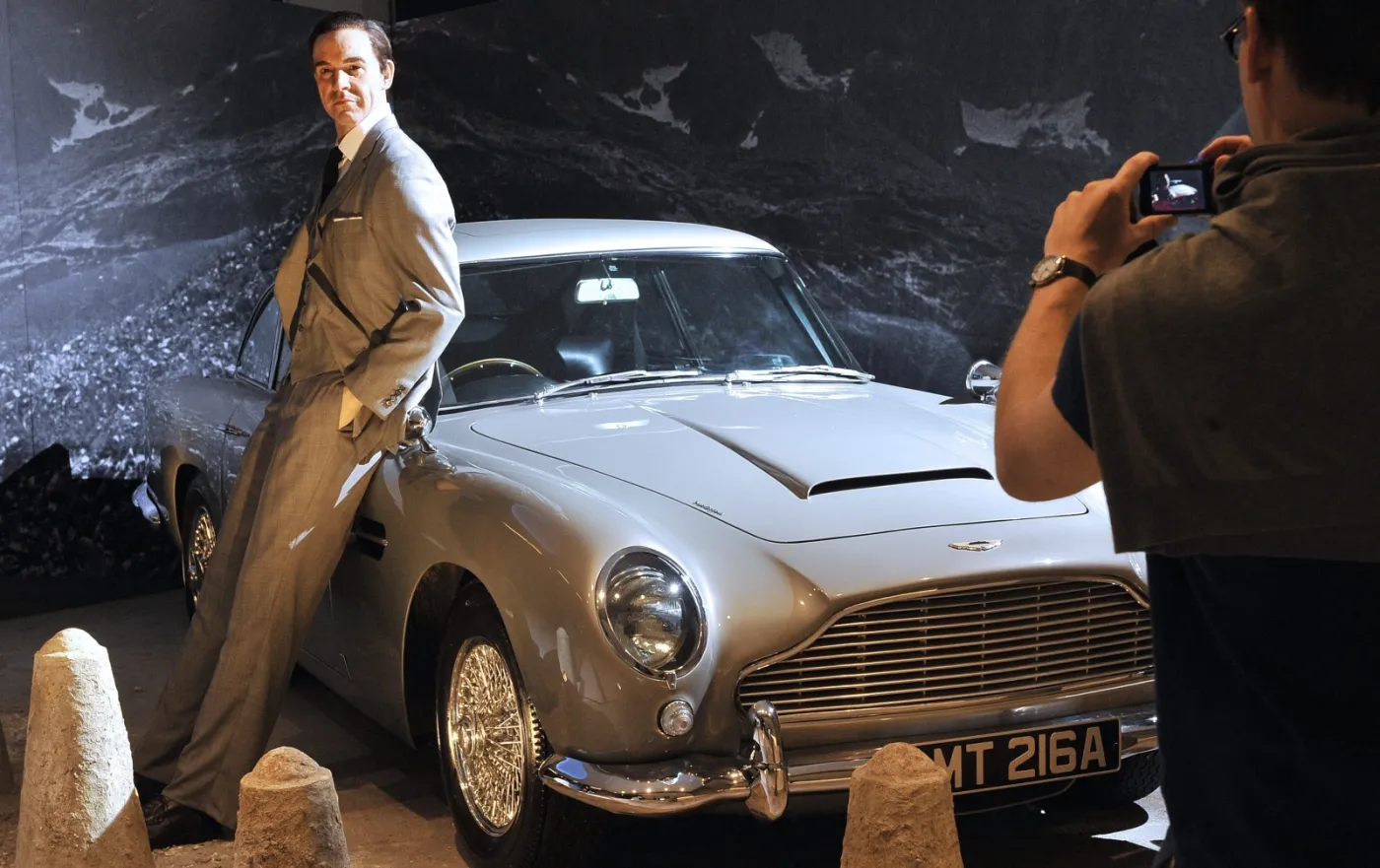 3742975-james-bond-swietuje-50-lecie.jpg
