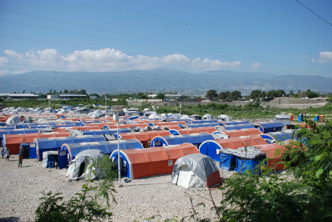 3799728-miasteczko-namiotowe-na-haiti.jpg