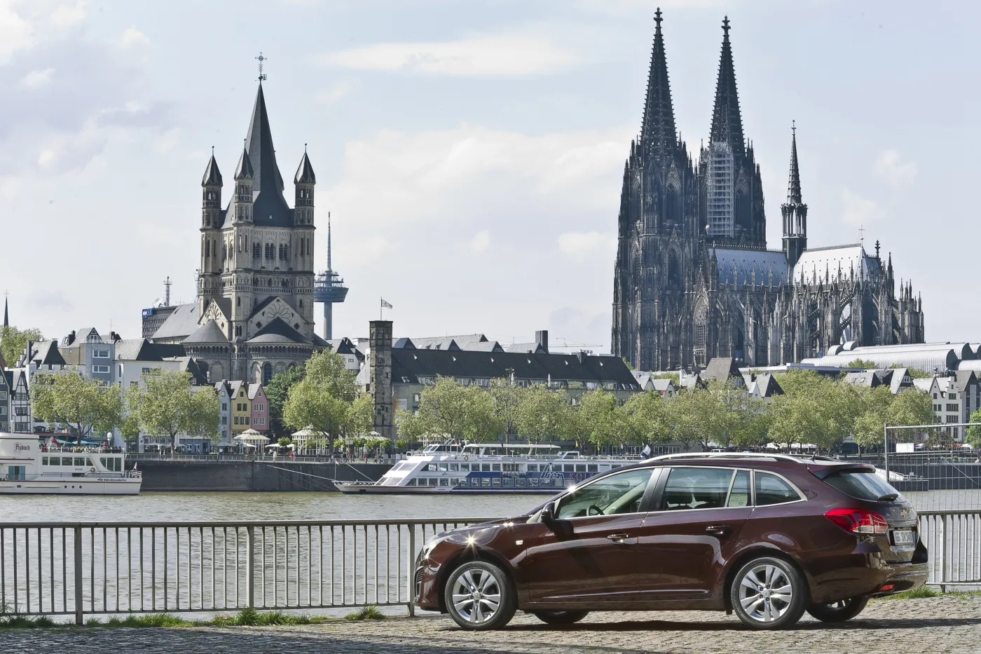 3807403-chevroletcruzesw-static-02-m.jpg