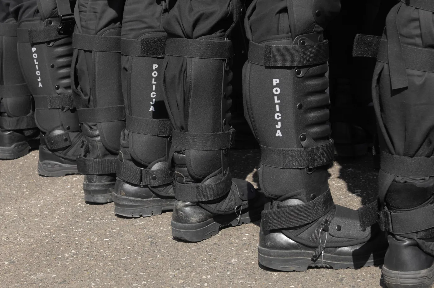 Szpaler policjantów oddziałów szturmowych