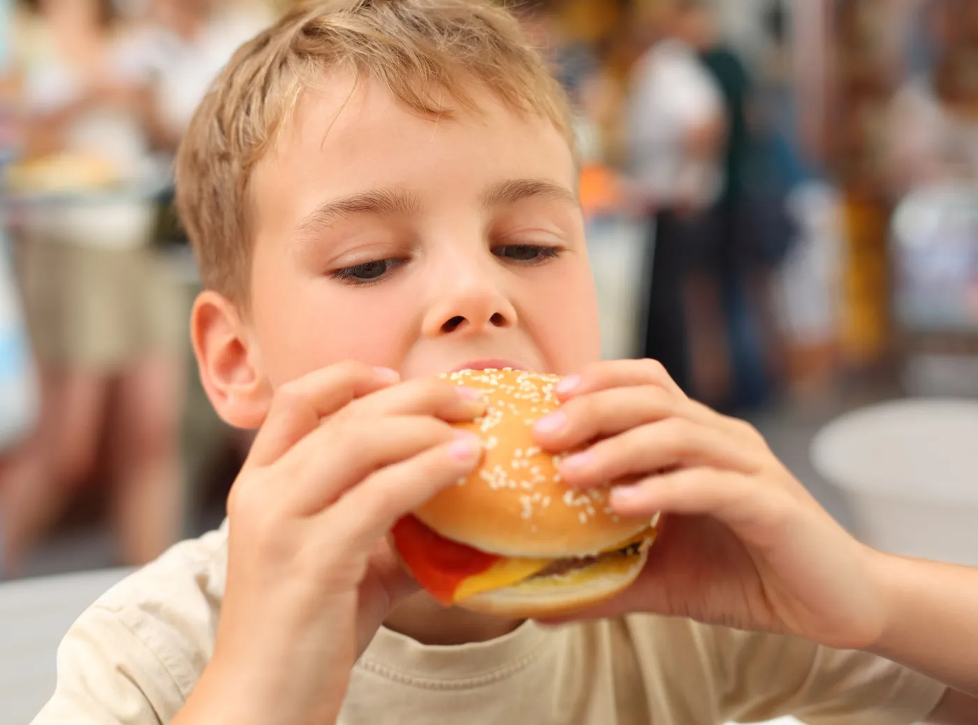 dziecko fast food hamburger