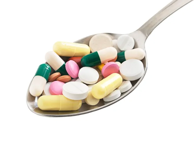 Jemy leki jak cukierki. Jak leczą się Polacy?