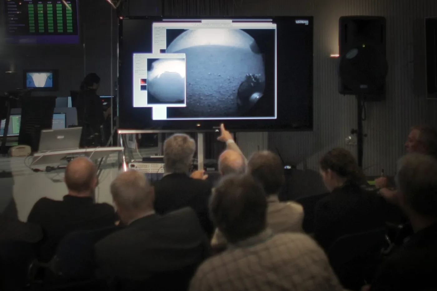3865314-radosc-w-nasa-po-ladowaniu-na.jpg