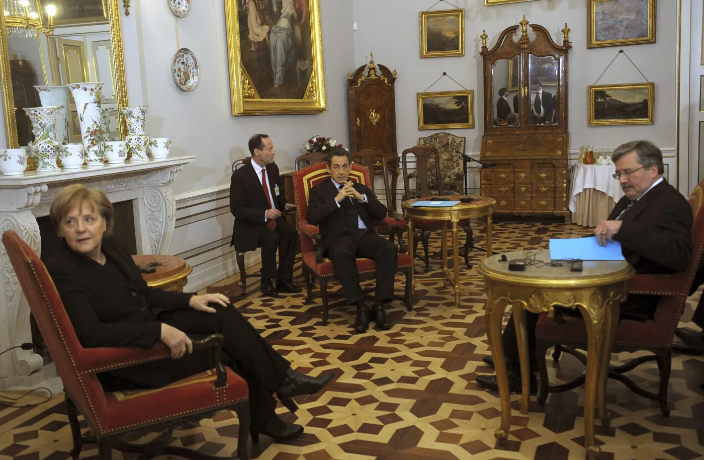 3866380-angela-merkel-nicolas-sarkozy.jpg