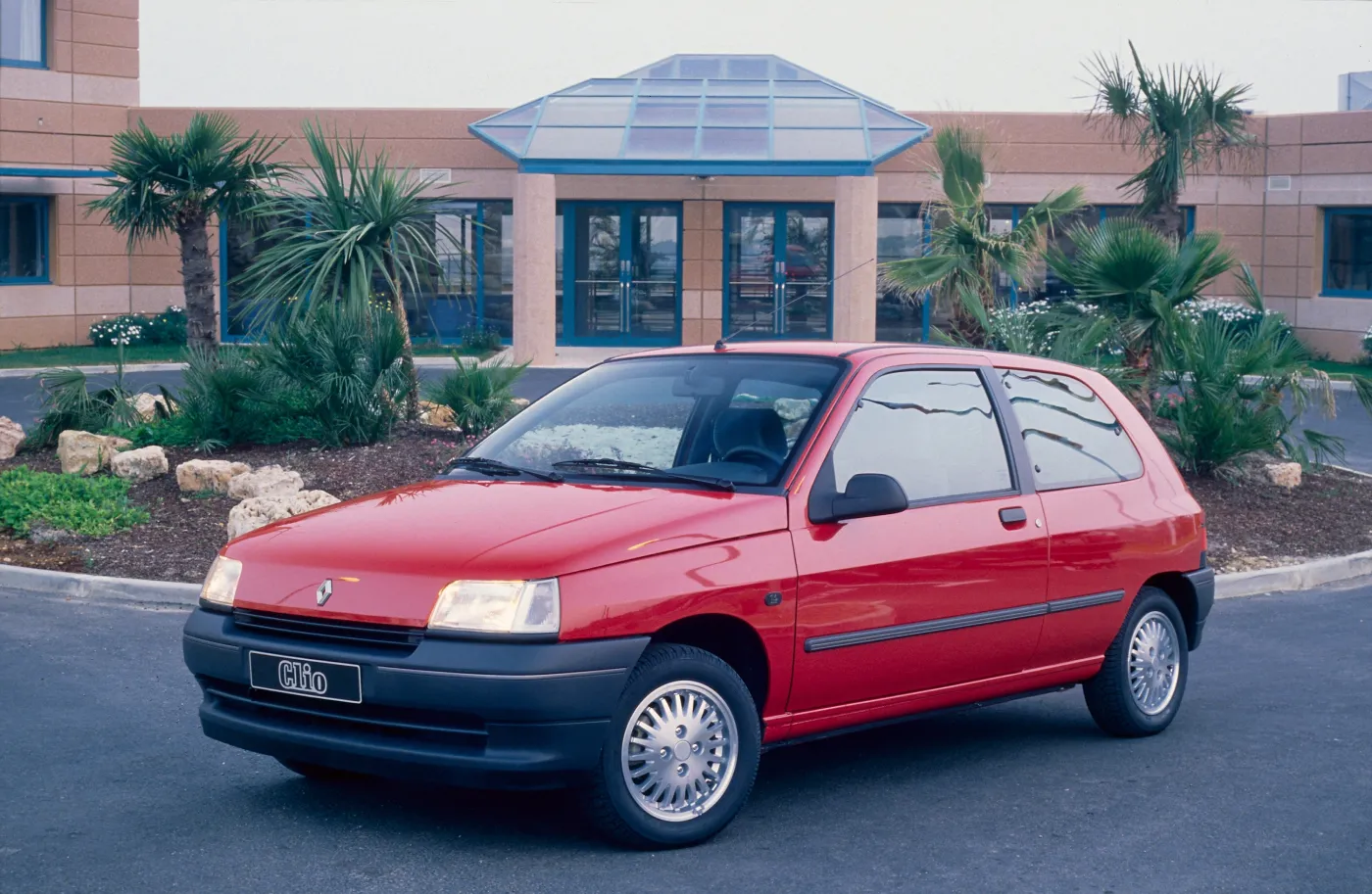 3872163-6-renault-clio-rt-model-1991.jpg