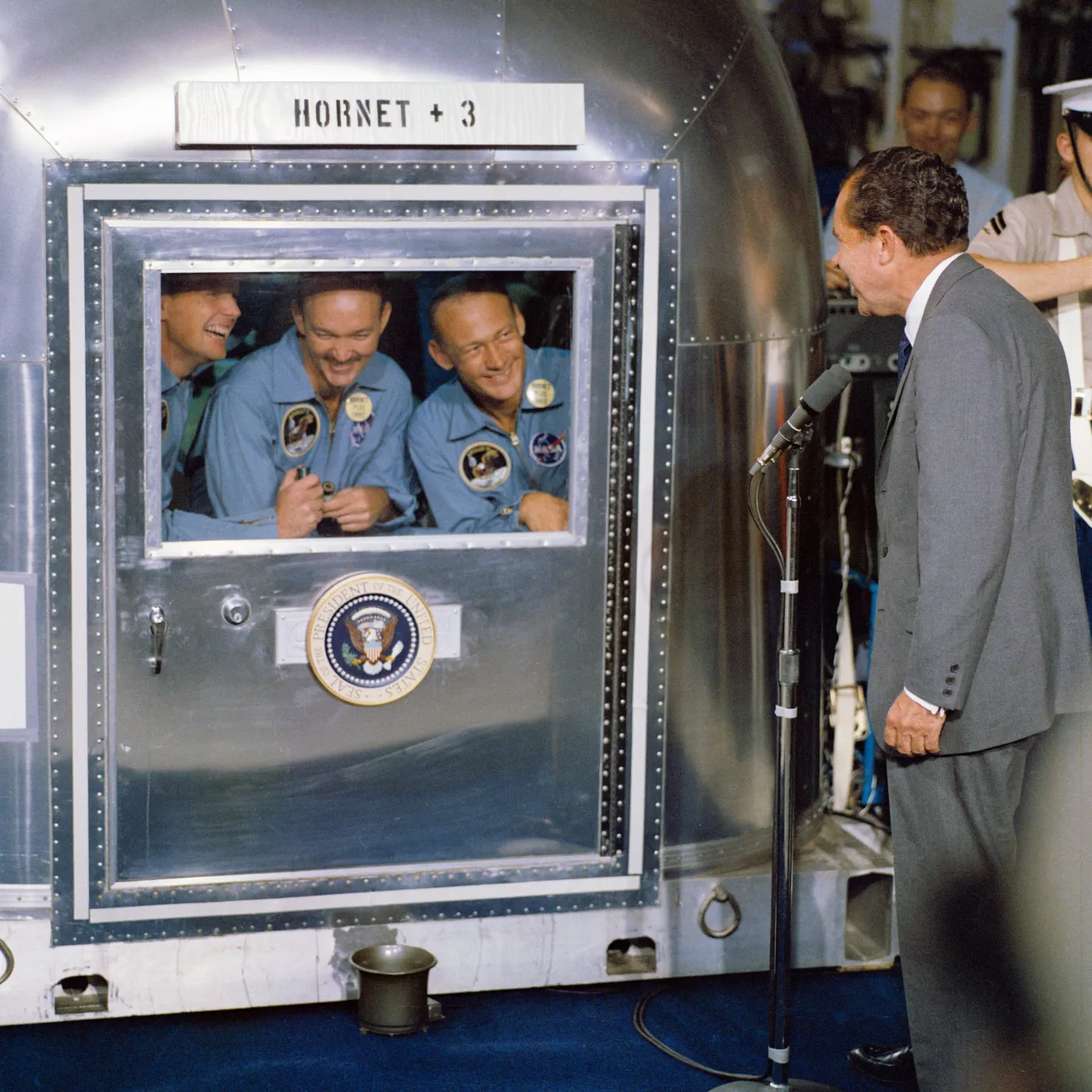 3941129-richard-nixon-i-zaloga-statku.jpg