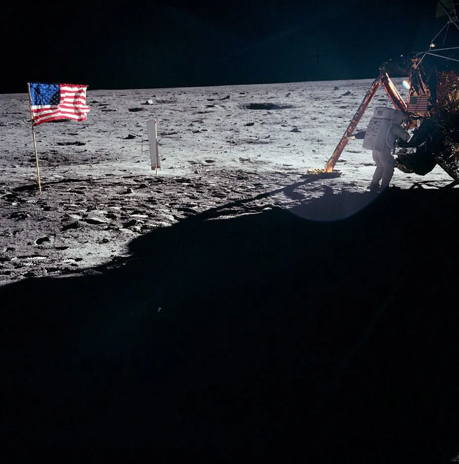 3941274-neil-armstrong-na-ksiezycu.jpg