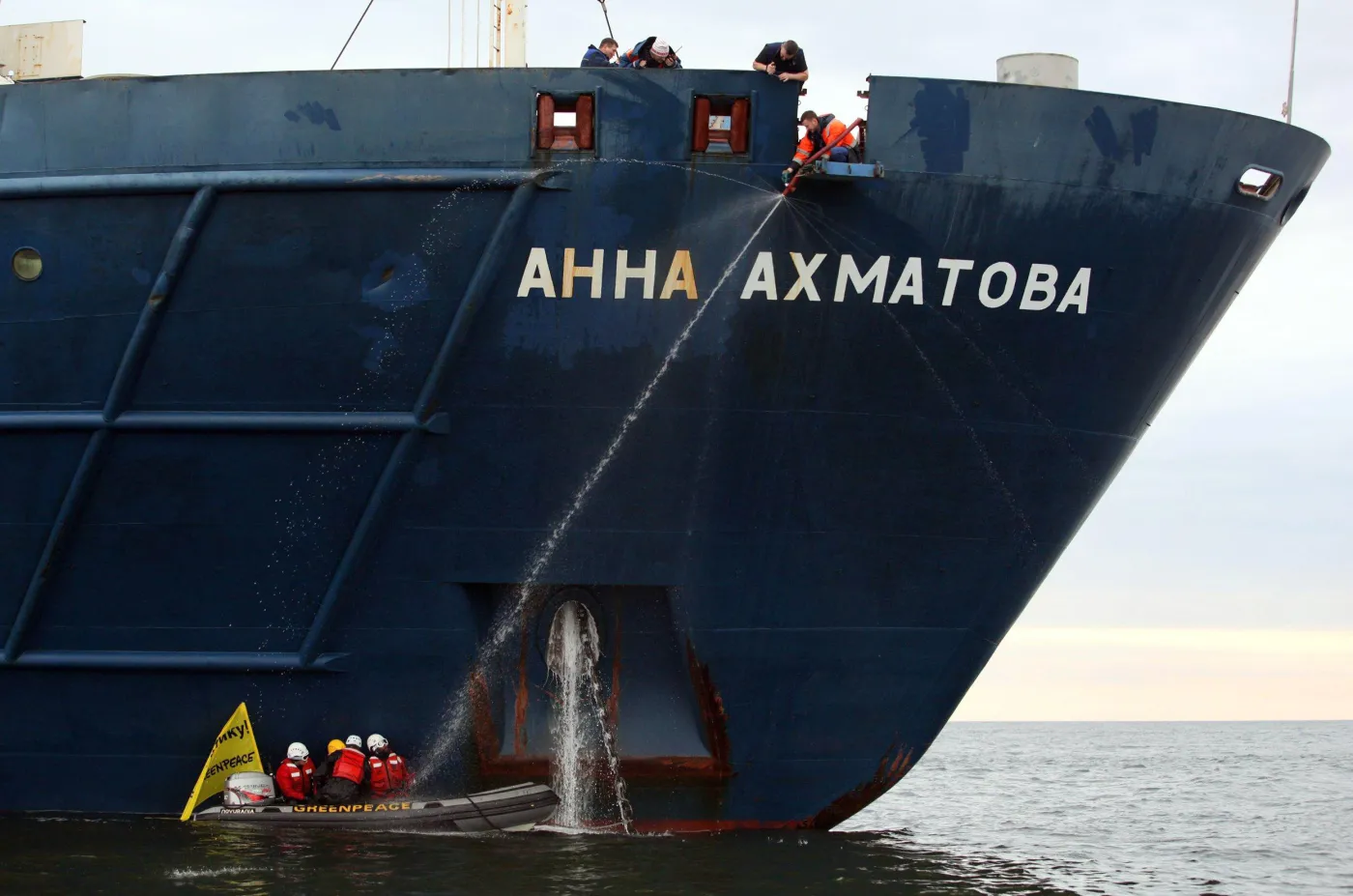 Aktywiści Greenpeace przykuli się do statku rosyjskiego Gazpromu