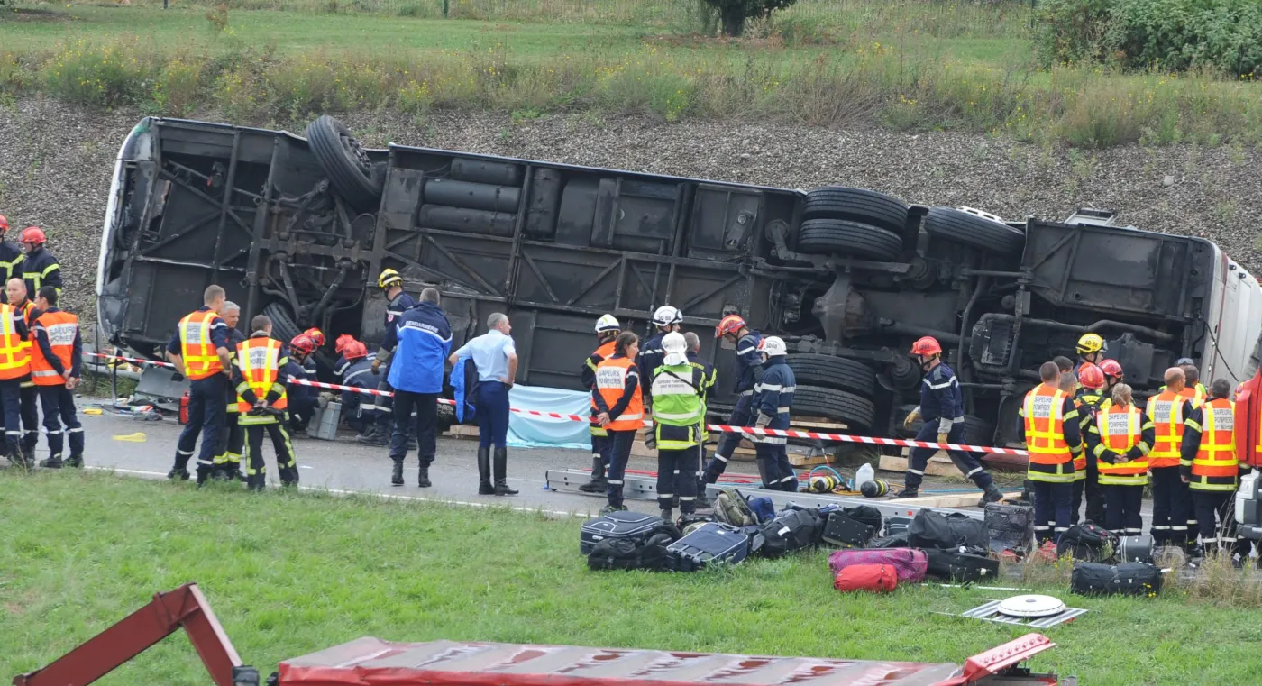 4016459-wypadek-autokaru-pod-miluza.jpg