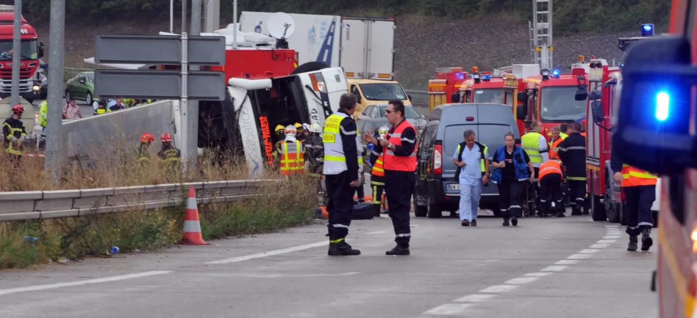 4016517-wypadek-autokaru-pod-miluza.jpg