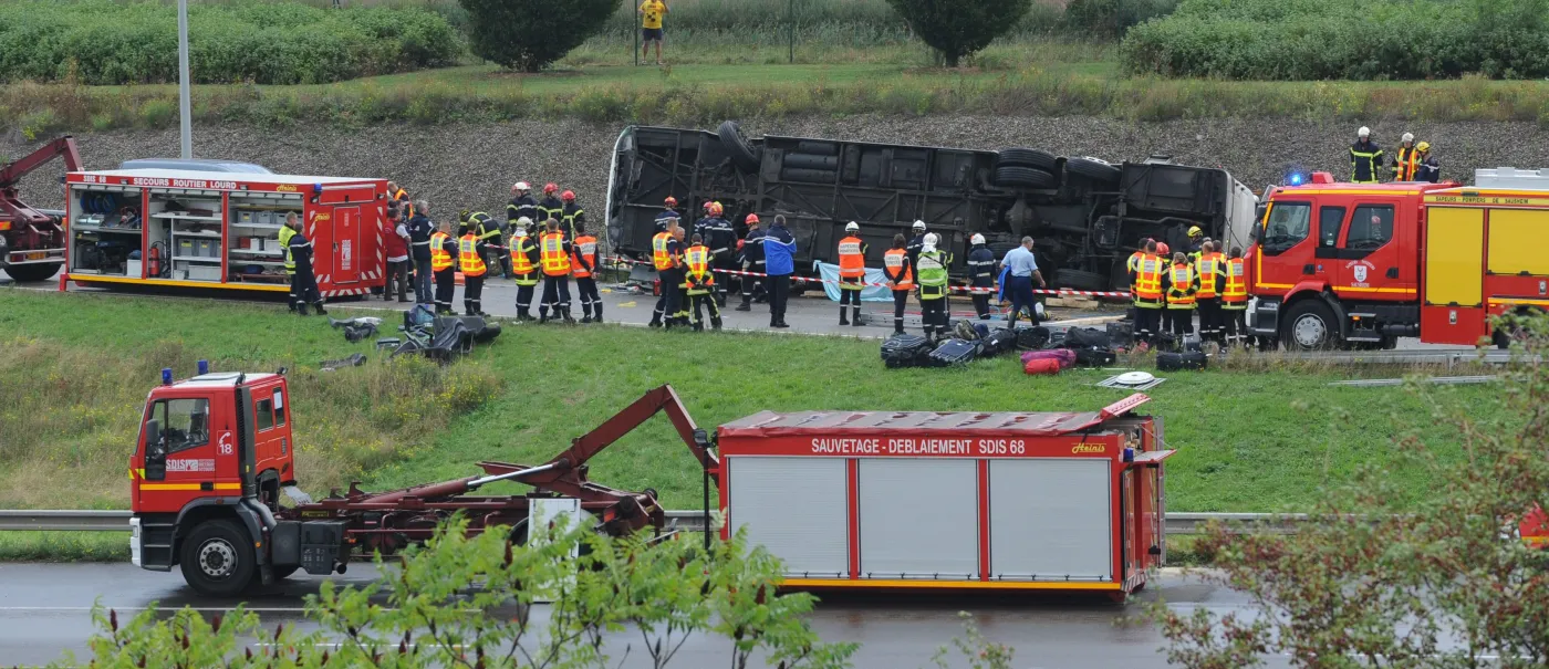 4016546-wypadek-autokaru-pod-miluza.jpg