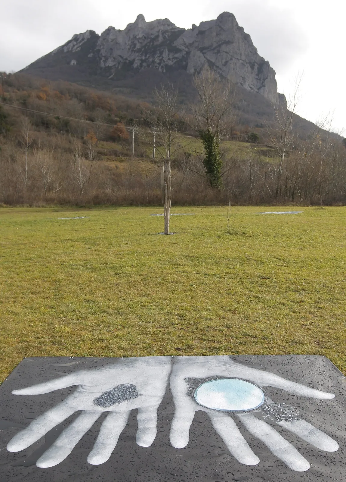 4442493-pic-de-bugarach-koniec-swiata.jpg