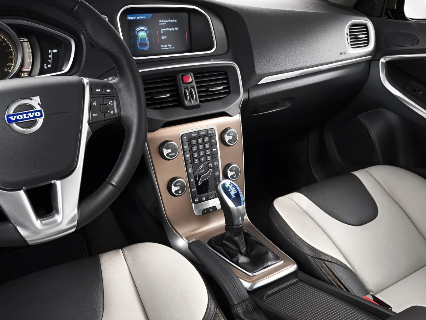 4537785-volvo-v40-cross-country-24.jpg