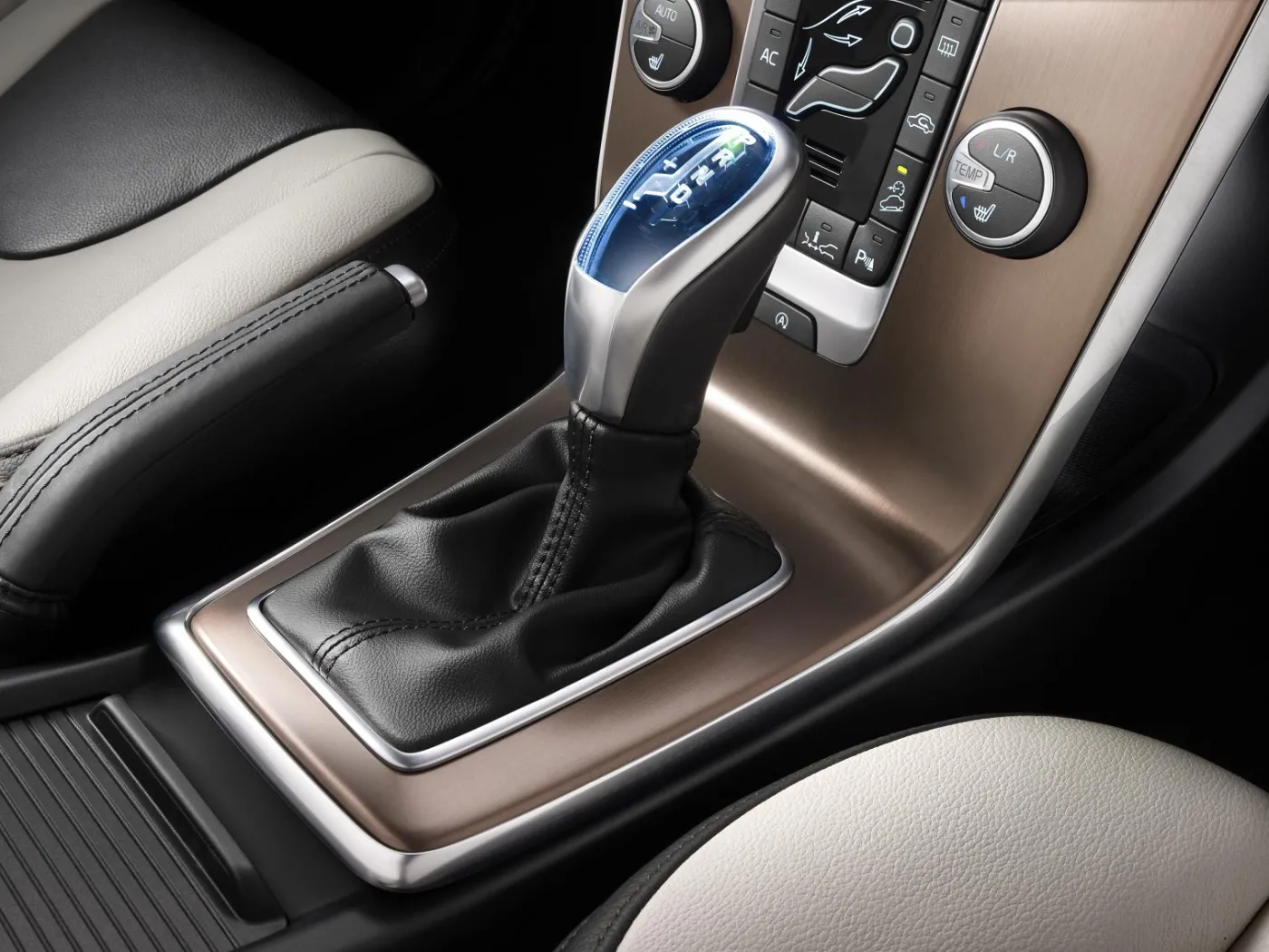 4537843-volvo-v40-cross-country-23.jpg
