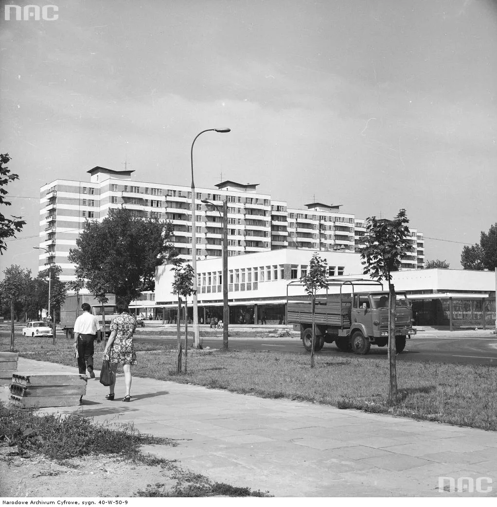 4584508-dzieci-podworko-prl-zabawa.jpg