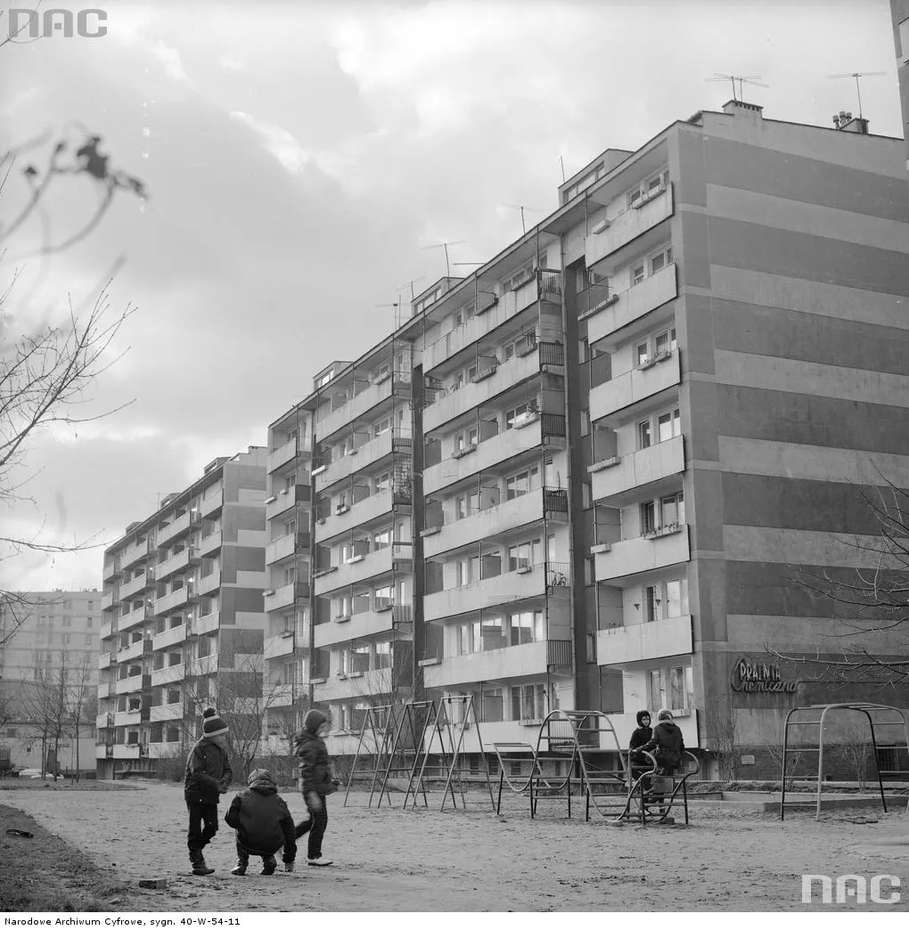4584537-dzieci-podworko-prl-zabawa.jpg