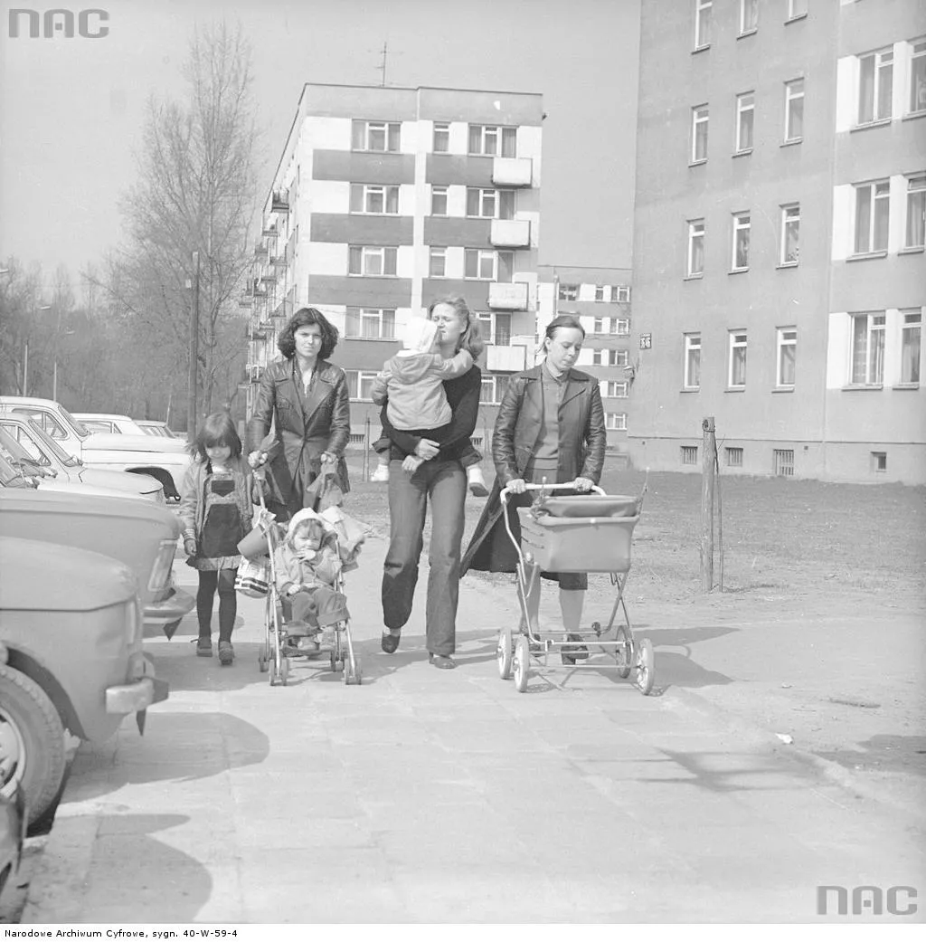 4584977-podworko-prl-dzieci-zabawa.jpg