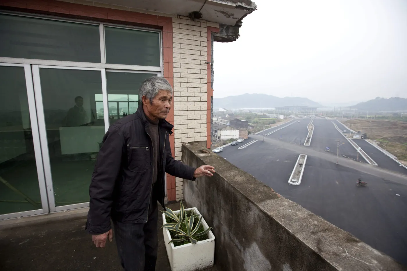 4312909-dom-na-srodku-drogi-w-wenling.jpg