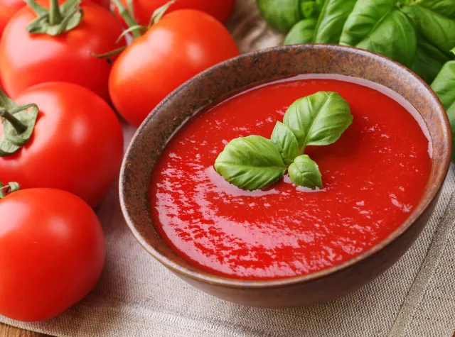 Zupa pomidorowa w jesiennej wersji rozgrzewającej.  Co do niej dodać?