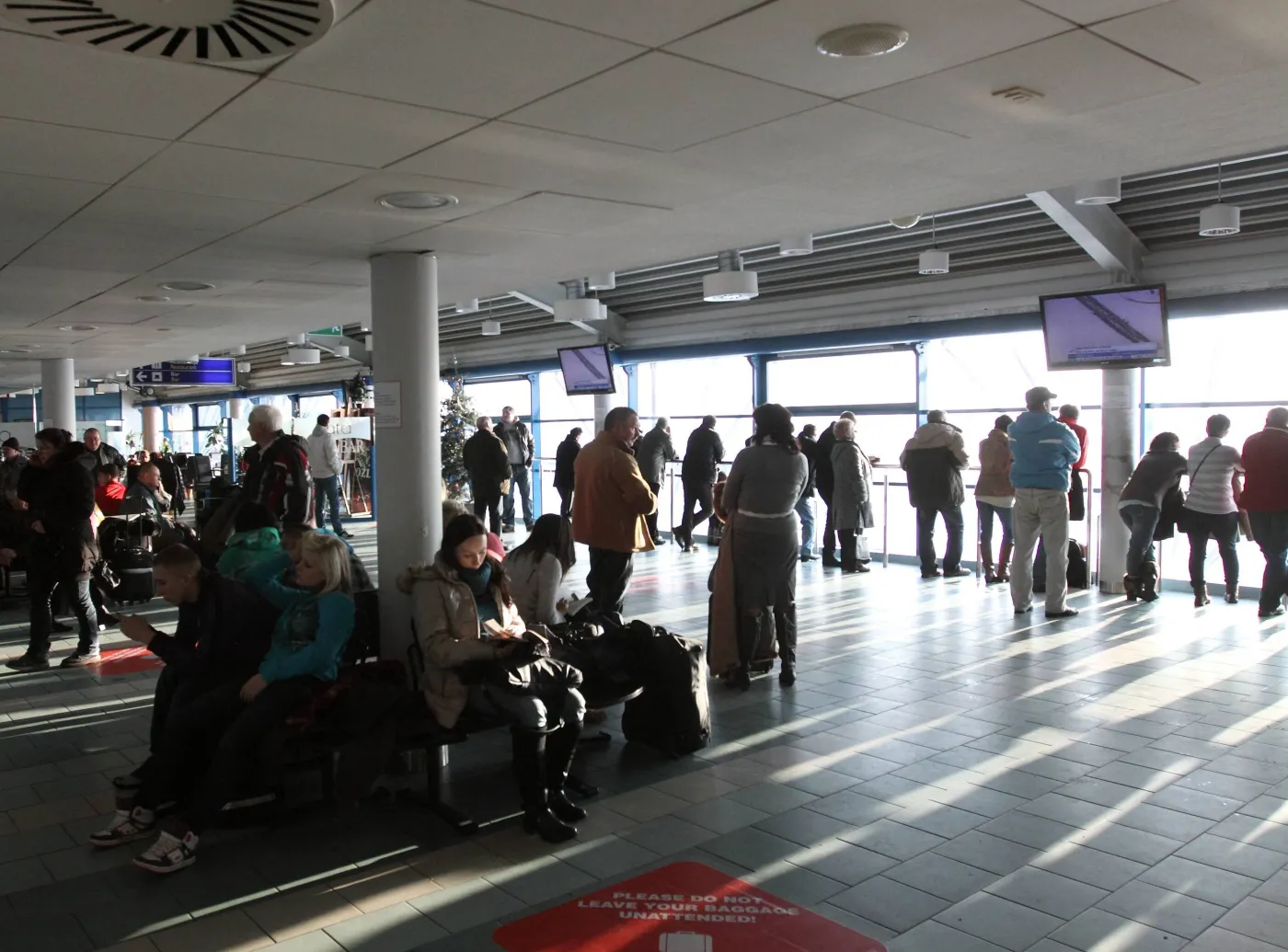 Pasażerowie na lotnisku im. Lecha Wałęsy w Gdańsku