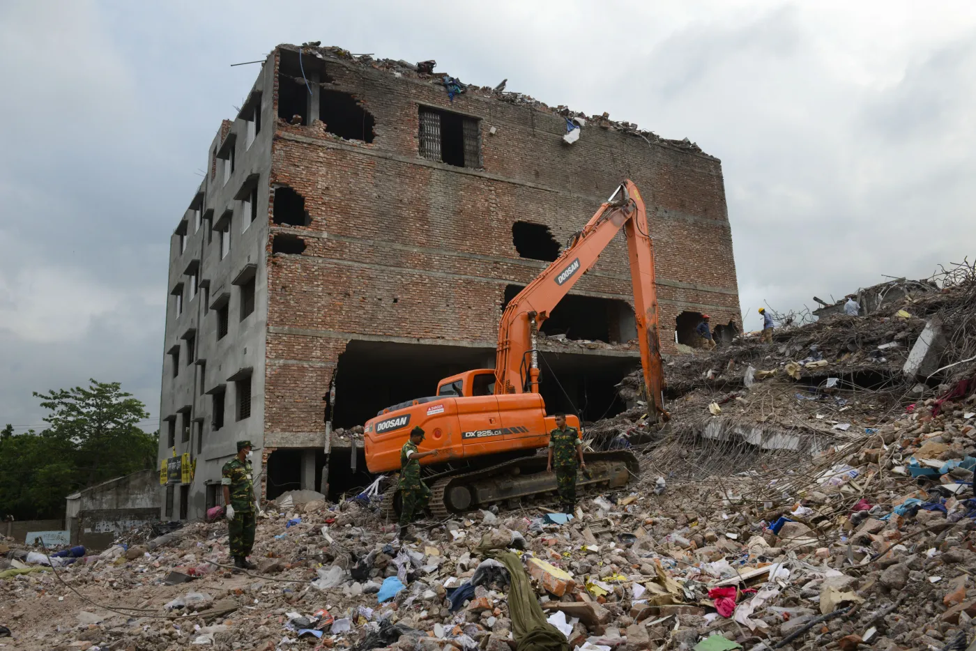 4929353-bangladesz-zawalony-budynek.jpg