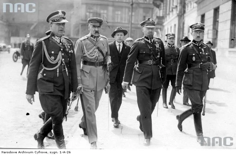 Od lewej: pułkownik Bolesław Wieniawa-Długoszowski, marszałek Józef Piłsudski, major Aleksander Prystor, pułkownik Wacław Stachiewicz w drodze do Sztabu Generalnego; zdjęcie z 31 maja 1926 r.