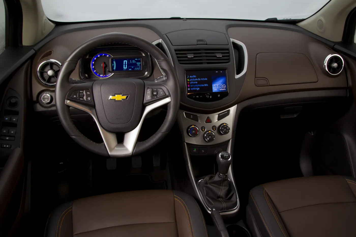 5026062-chevrolettrax-interior-03-l.jpg