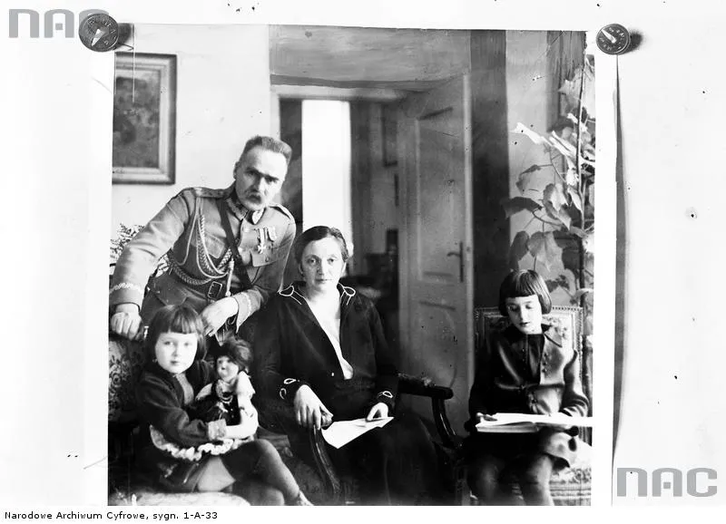 Marszałek Józef Piłsudski z żoną Aleksandrą i córkami - Jadwigą oraz Wandą