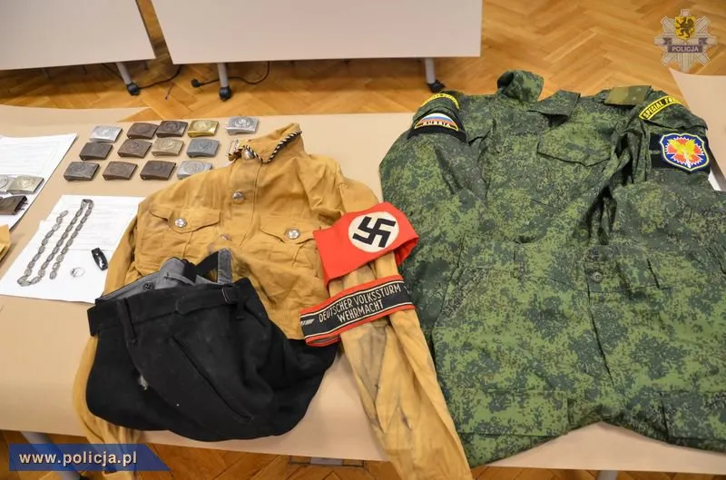 Nazistowski mundur w mieszkaniu mordercy. Policyjne zdjęcia