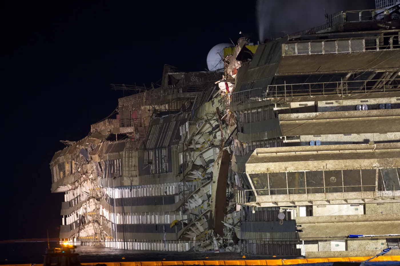 5419615-costa-concordia-podniesiona.jpg