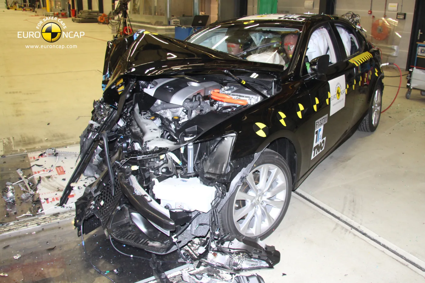 5452446-lexus-is-300h-test-euro-ncap.jpg