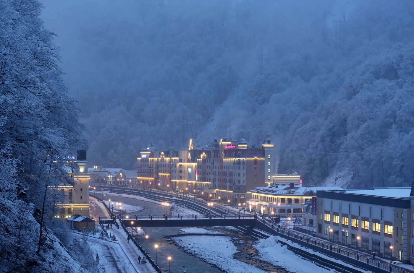 4587890-rosa-khutor-krasnaya-polana-w.jpg