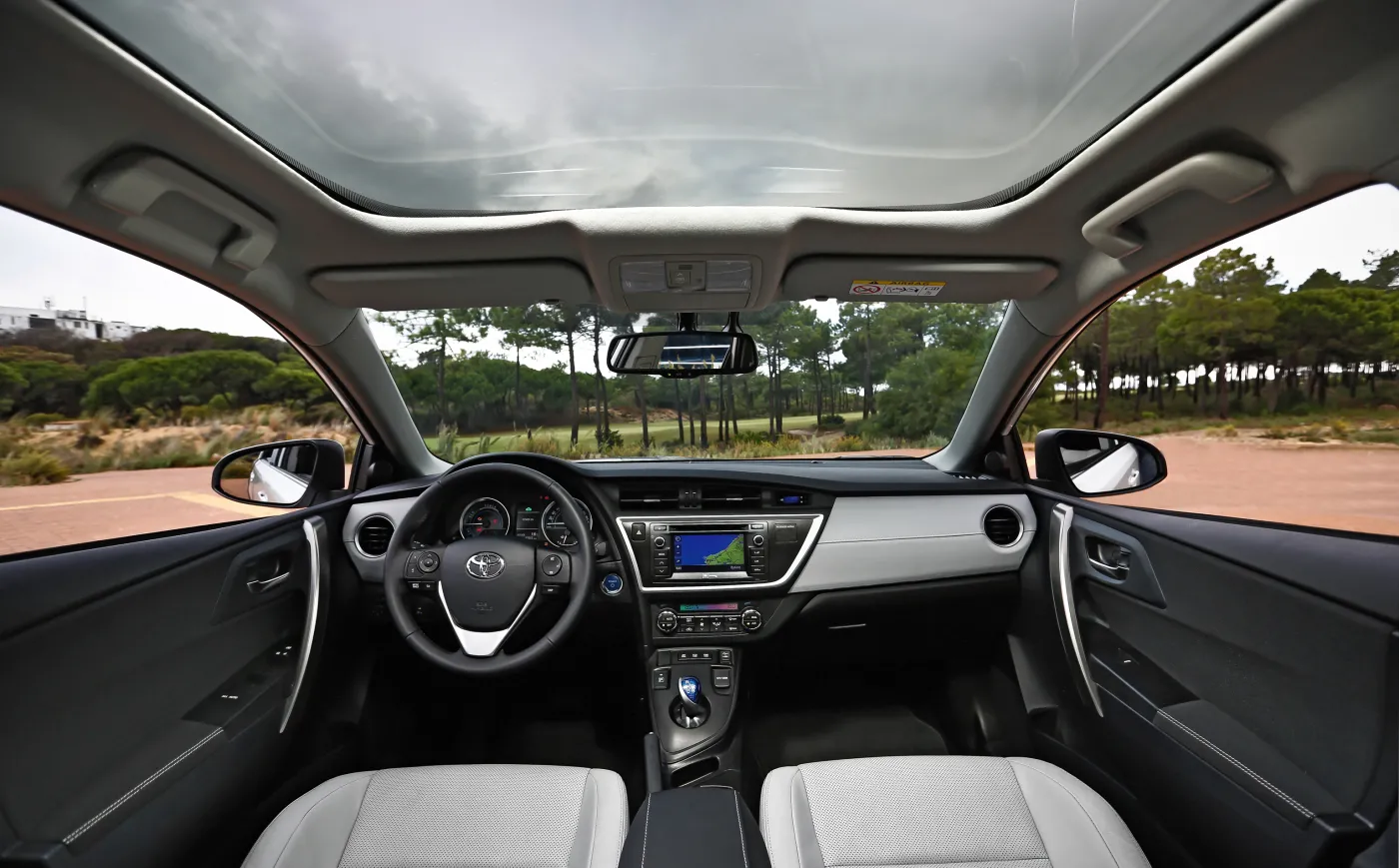 5082990-auris-hybrid-int-01-dpl-2012.jpg