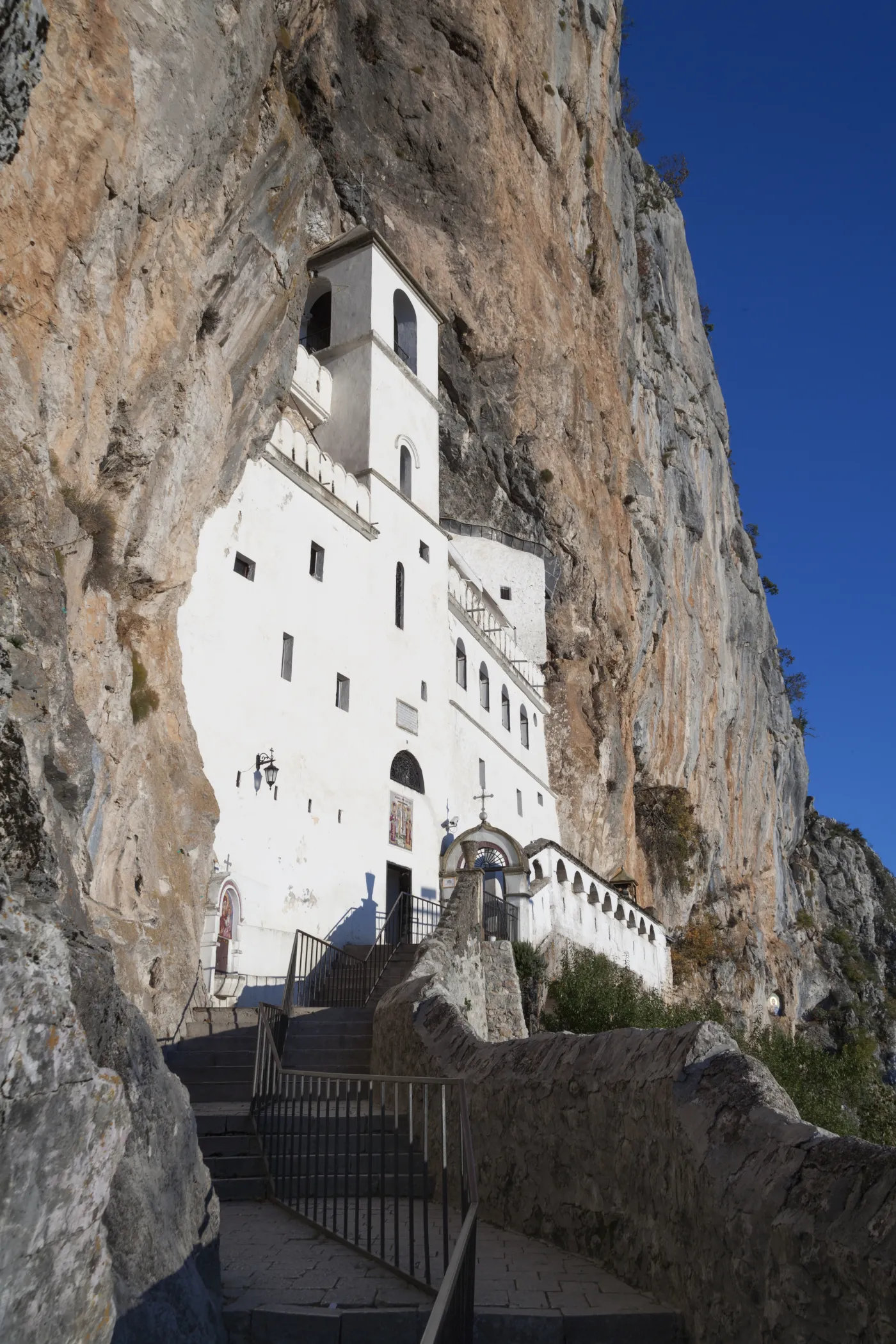 5284125-klasztor-ostrog-czarnogora.jpg