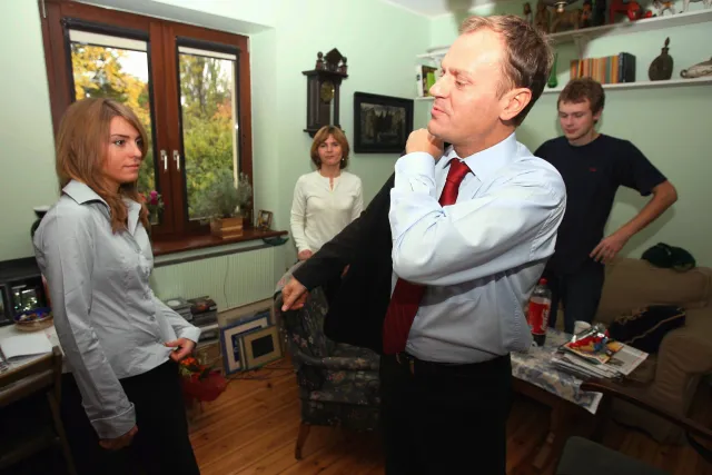 Ślady po kulach, "zimą ciągnie od piwnicy"... Jak mieszka Donald Tusk? GALERIA