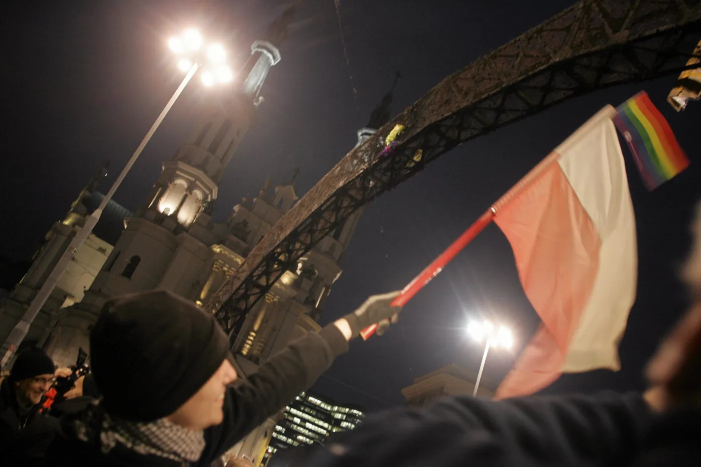 Tęcza na Placu Zbawiciela biało-czerwona? Ależ skąd...tęcza pozostanie tęczowa