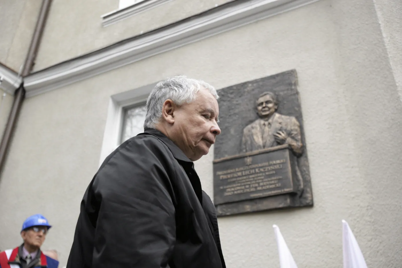 Sopot: Jarosław Kaczyński pod tablicą upamiętniającą Lecha Kaczyńskiego 
