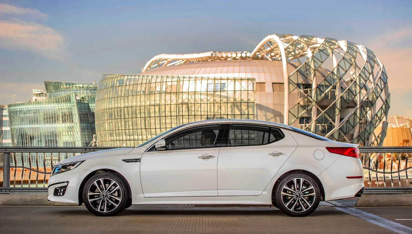 5504403-kia-optima-limuzyna-z-korei.jpg