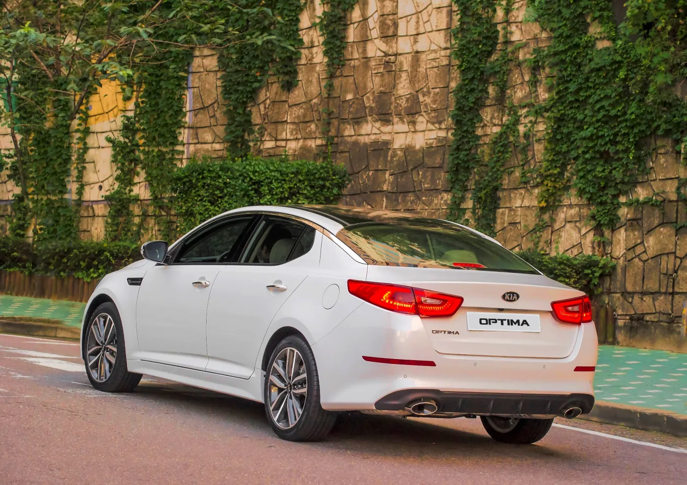 5504374-kia-optima-limuzyna-z-korei.jpg