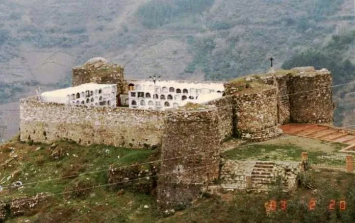 5588506-zamek-cmentarz-w-benadalid.jpg