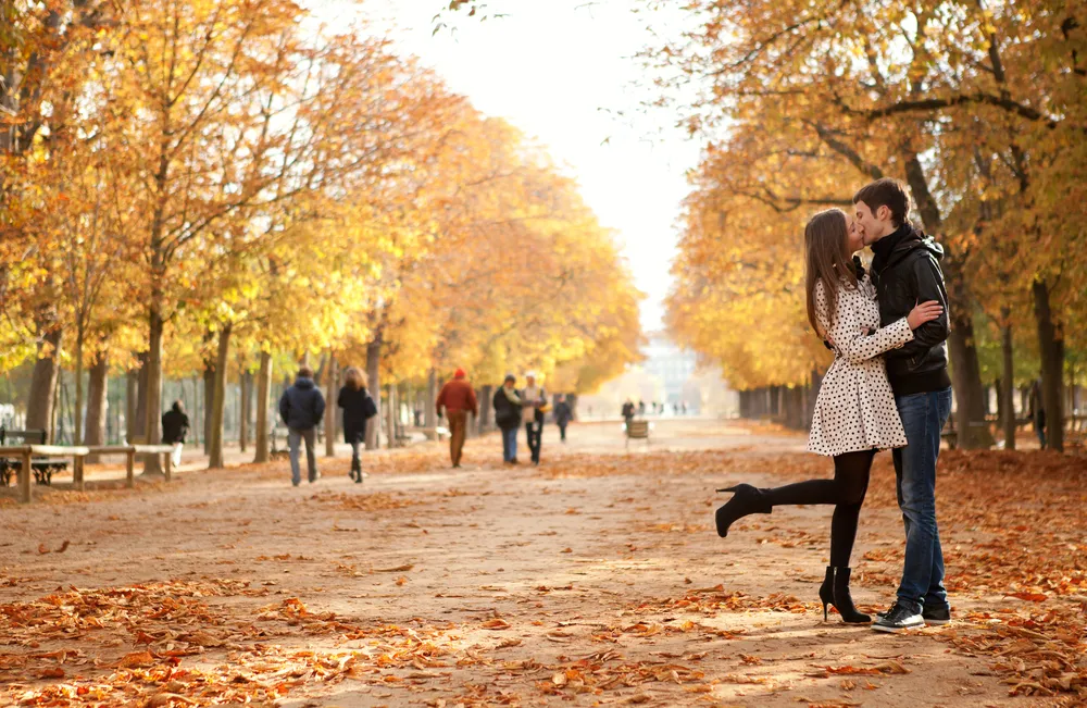 5623688-calus-pocalunek-jesien-park.jpg