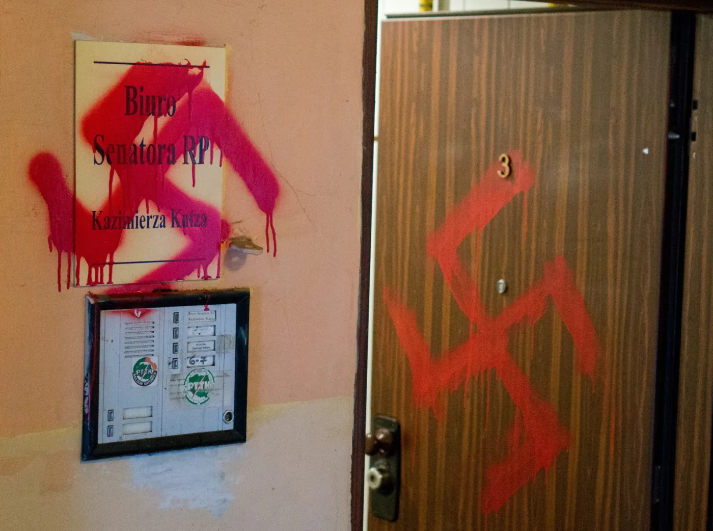 Nazistowskie symbole - swastyki, na biurze senatorskim Kazimierza Kutza w Katowicach