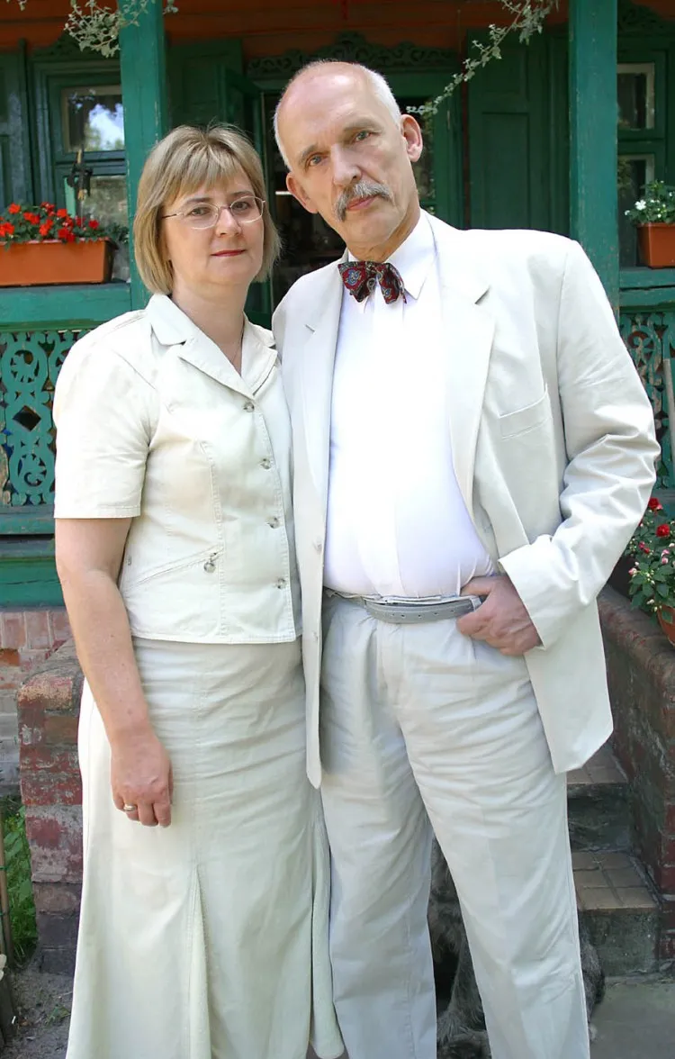 6141421-janusz-korwin-mikke-z-zona.jpg