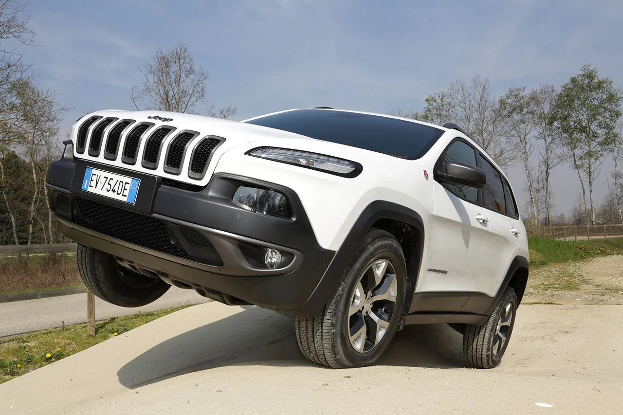 6143882-140407-cherokee-trailhawk-10.jpg