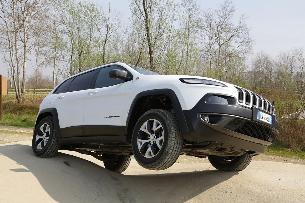 6143911-140407-cherokee-trailhawk-09.jpg