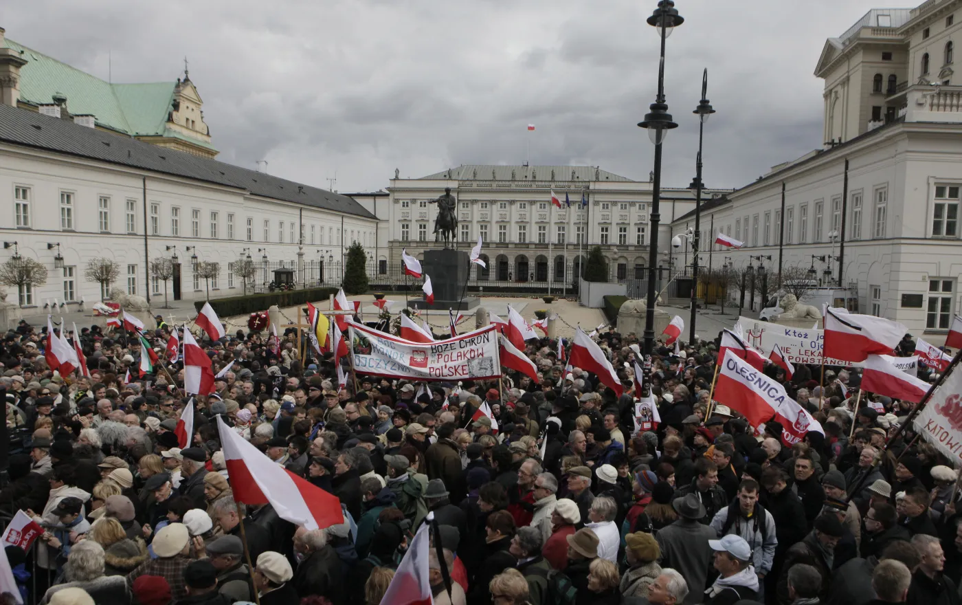 Uroczystości smoleńskie przed Pałacem Prezydenckim