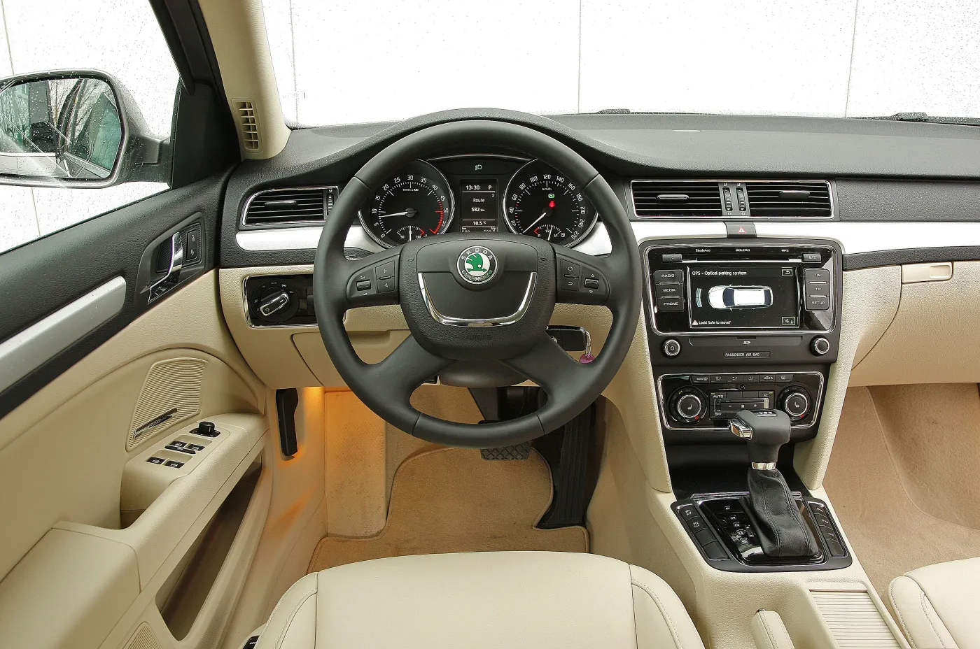 6155673-superb-combi-elegance-main.jpg