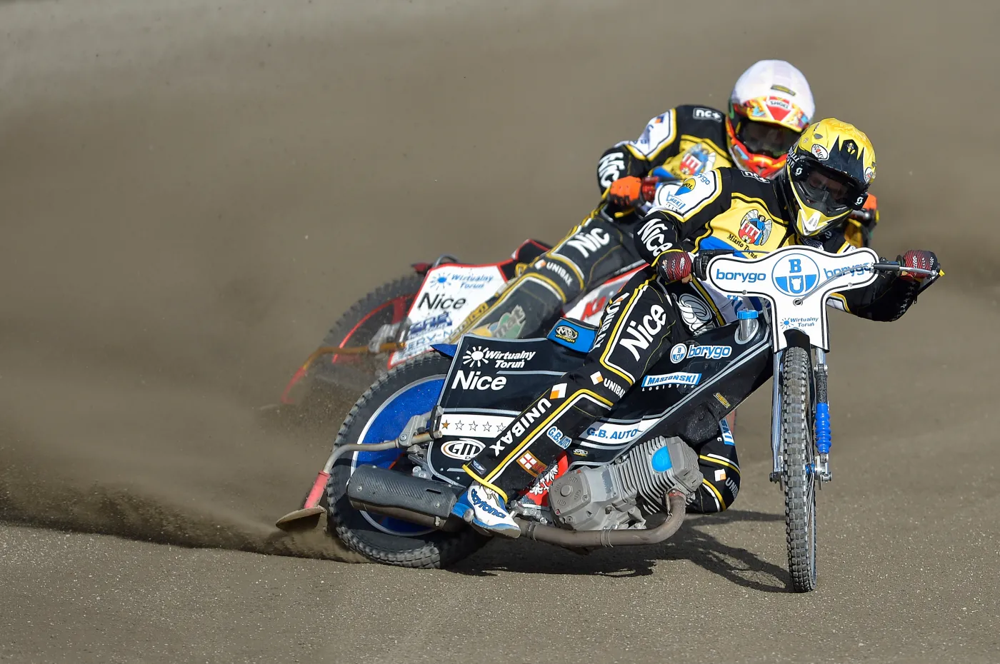 W jednym z biegów jadą: Oskar Fajfer (kask biały) i Tomasz Gollob (żółty) z Unibaxu Toruń w meczu polskiej ekstraligi żużla z Renault Zdunek Wybrzeże