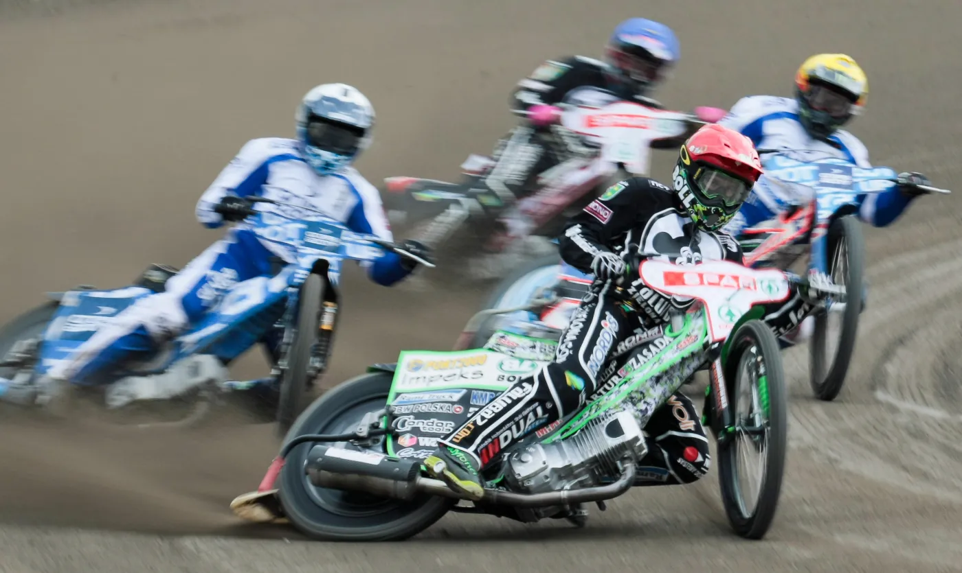 W jednym z biegów jadą: Patryk Dudek (kask czerwony) i Aleksandr Łoktajew (niebieski) z miejscowego SPAR-u Falubazu oraz Greg Hancock (żółty) i Janusz Kołodziej (biały) z Grupy Azoty Unia Tarnów w meczu 1. kolejki ekstraligi żużla